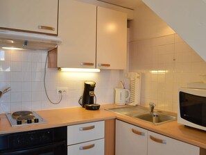 Kylskåp, mikrovågsugn, ugn och spishäll
