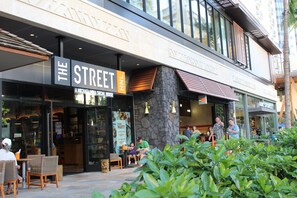 Exterior - A Jewel above the Marina - Sleeps 4 w/ Full Kitchen (Honolulu)