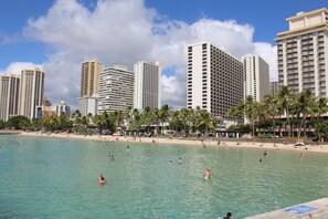 Sun loungers, beach towels - A Jewel above the Marina - Sleeps 4 w/ Full Kitchen (Honolulu)