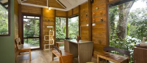 Un interior de madera con un escritorio, sillas y estanterías.