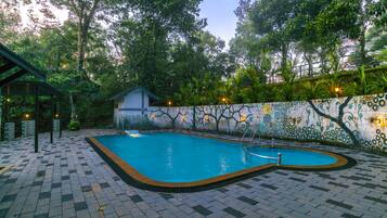 สระว่ายน้ำกลางแจ้ง