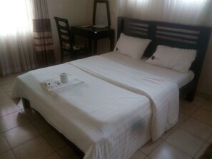 Habitación doble estándar | Escritorio, tabla de planchar con plancha, wifi gratis y ropa de cama 
