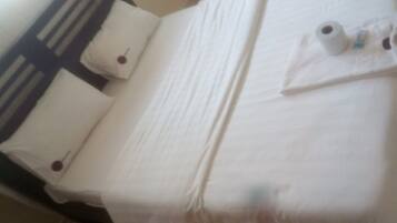 Kamar Double Standar | Meja kerja, setrika/meja setrika, Wi-Fi gratis, dan seprai linen