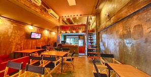 Bar (on property) - Express Hostel (Bangkok)