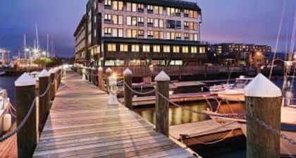 Gorgeous Views from EVERY room, Be right on Newport Harbor