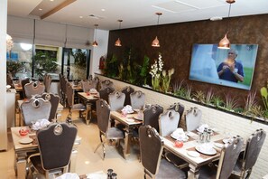 Petit déjeuner, déjeuner et dîner servis sur place