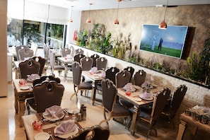 Breakfast, lunch and dinner served - Marigold Hotel (Tunis)