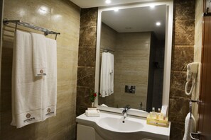 Shower, free toiletries, hair dryer, bathrobes - Marigold Hotel (Tunis)