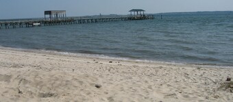 Quiet Riverfront House with Private Sandy Beach. Close to Colonial Williamsburg.