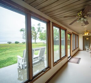 Interior - Quiet Riverfront House with Private Sandy Beach. Close to Colonial Williamsburg. (Hayes)