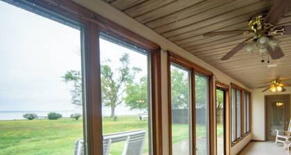 Quiet Riverfront House with Private Sandy Beach. Close to Colonial Williamsburg.