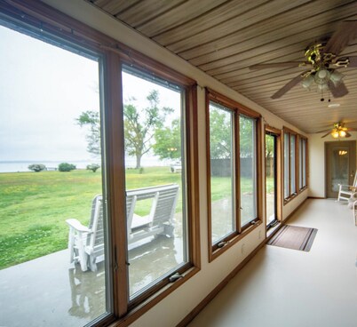 Quiet Riverfront House with Private Sandy Beach. Close to Colonial Williamsburg.
