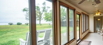 Quiet Riverfront House with Private Sandy Beach. Close to Colonial Williamsburg.