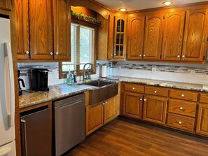 Fridge, microwave, oven, stovetop - Quiet Riverfront House with Private Sandy Beach. Close to Colonial Williamsburg. (Hayes)
