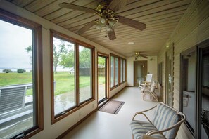 Interior - Quiet Riverfront House with Private Sandy Beach. Close to Colonial Williamsburg. (Hayes)