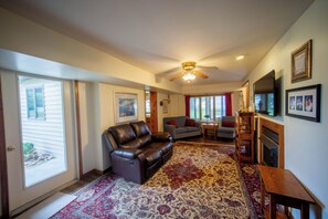 Smart TV, fireplace, DVD player, ping pong - Quiet Riverfront House with Private Sandy Beach. Close to Colonial Williamsburg. (Hayes)