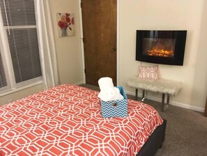 2 bedrooms, desk, iron/ironing board, travel crib - Beautiful 2-Bedroom Lodging with Awesome Amenities (St Joseph)