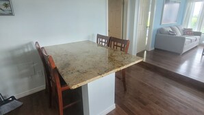 Una habitación amplia con una gran mesa de comedor, sillas de madera y un banco empotrado.