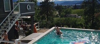   FULLY LICENCED : Private HEATED POOL and hot tub Okanagan valley view