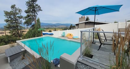 Genießen Sie den Blick auf die Stadt von Ihrem eigenen privaten Pool und Whirlpool