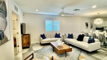 Smart TV, fireplace, table tennis, stereo