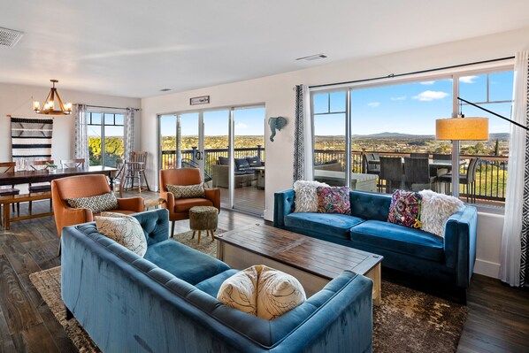 Een smart-tv, een open haard en tafelvoetbal