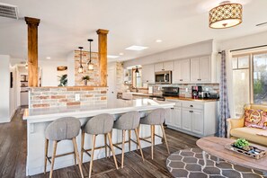 Een koelkast, een magnetron, een vaatwasser