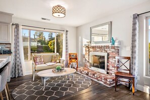 Een smart-tv, een open haard en tafelvoetbal