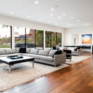 Télévision, cheminée, table de tennis de table, chaîne hi-fi