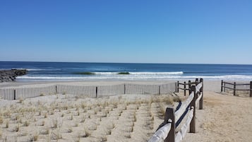 Una playa cerca, sillas reclinables de playa
