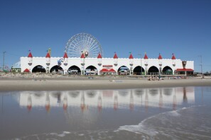 Playa en los alrededores y camastros