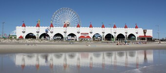 Exklusiva lägenhet på andra våningen ligger i önskvärt OC med utsikt över stranden