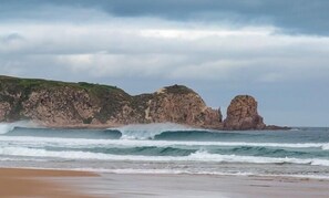 Un paysage côtier avec des falaises rocheuses et des vagues.