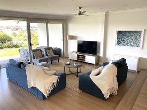 TV, DVD player, ping pong, toys - Waterfront Paradise - 6 Bedrooms, Perfect for Large Family Groups (Hindmarsh Island)