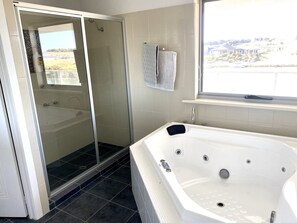 Baignoire, sèche-cheveux, savon, papier toilette