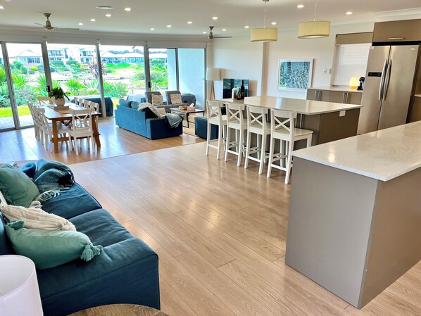 Interior - Waterfront Paradise - 6 Bedrooms, Perfect for Large Family Groups (Hindmarsh Island)