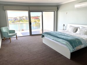 6 bedrooms, iron/ironing board, free WiFi, wheelchair access - Waterfront Paradise - 6 Bedrooms, Perfect for Large Family Groups (Hindmarsh Island)
