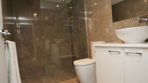 Een douche, een haardroger, handdoeken, zeep