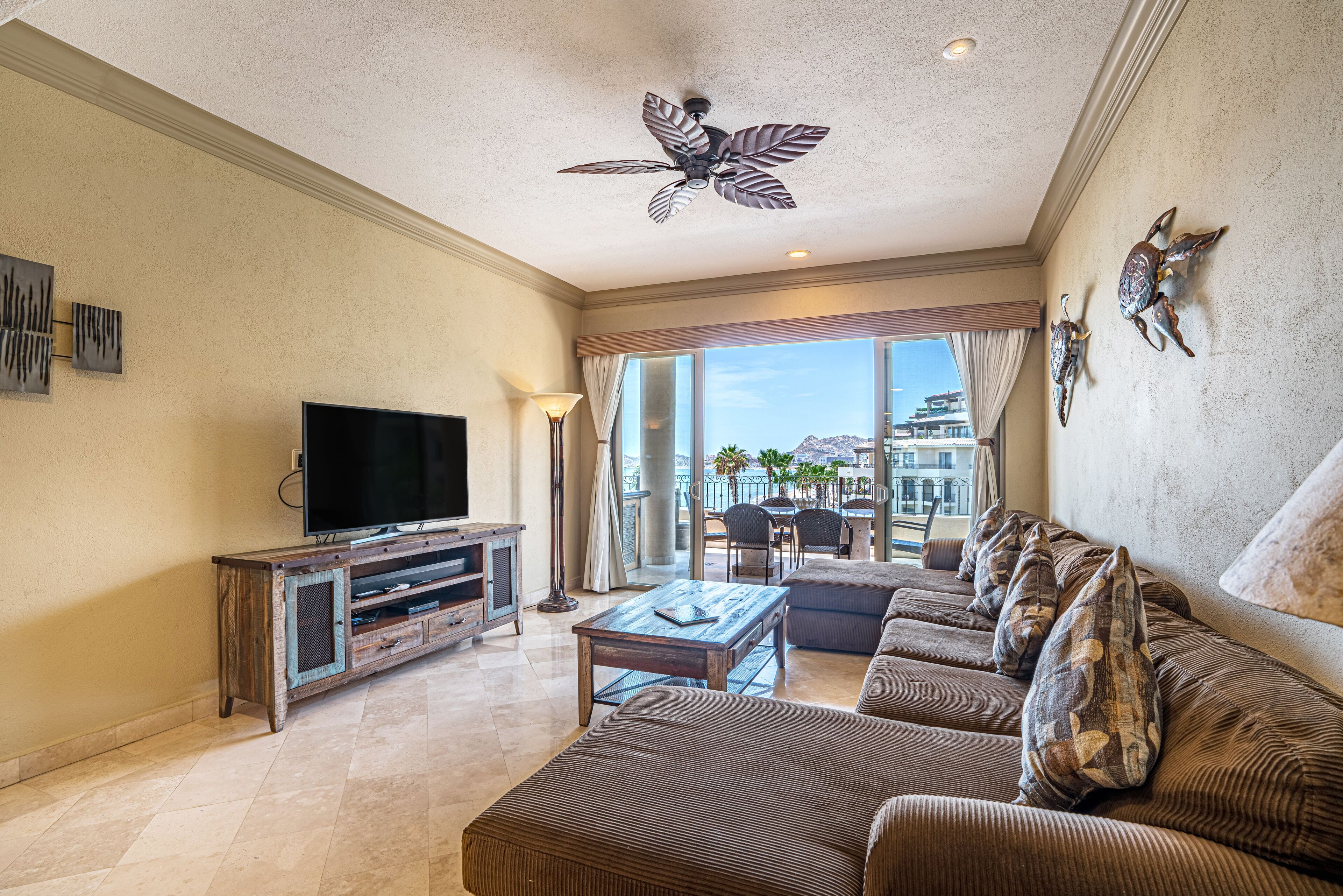 Télévision, livres, chaîne hi-fi