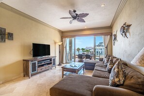 Télévision, livres, chaîne hi-fi