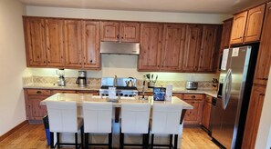 Coffee/tea maker, fridge, microwave, oven