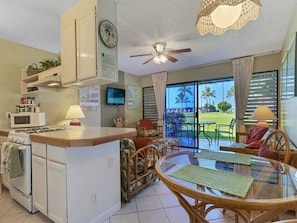 Jääkaappi, mikroaaltouuni, uuni, liesi