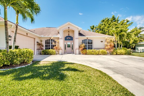 Exterior - Pet-friendly Fenced in Yard with Heated Pool- Villa Eagle View - Roelens Vacations (Cape Coral)