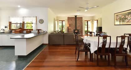 La Sila Homestead on Marrowbone Great Views