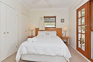 3 bedrooms, iron/ironing board, WiFi, bed sheets