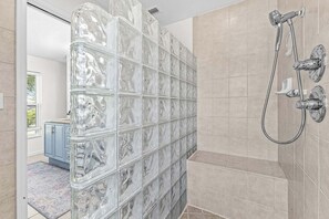 Ensemble douche/baignoire, serviettes fournies