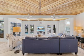 Älytelevisio, videopelejä, kirjoja, stereot