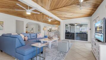 Smart-TV, Videospiele, Bücher, Stereoanlage