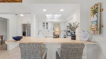 Kylskåp, mikrovågsugn, ugn och spishäll