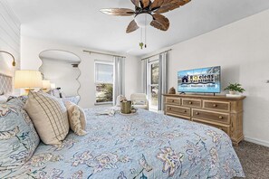 4 bedrooms, iron/ironing board, free WiFi, bed sheets - Paradise Found! Direct Gulf Access, Kayaks, Heated Pool, Hot Tub - Sky Palms Villa - Roelens (Cape Coral)